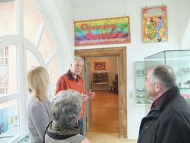 Museumsleiter Rolf Ulshöfer begrüßt die Senioren