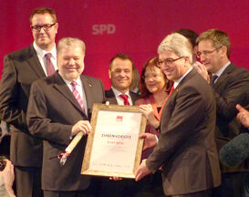 Roger Lewentz überreicht Kurt Beck die Urkunde für den Ehrenvorsitz der Landes-SPD