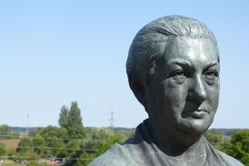 Lina Sommer: Skulptur auf dem Lina-Sommer-Platz in Jockgrim; Foto: W.T.